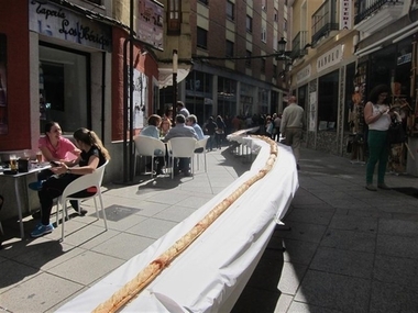 Empresarios de la calle Moret de Cáceres elaboran, por cuarto año, un bocadillo solidario de 200 metros