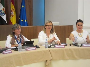Los presidentes de los parlamentos de Extremadura, Andalucía y Canarias destacan los avances en igualdad en las cámaras