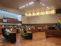 Alumnos de Secundaria celebran en la Asamblea el primer pleno sobre del país contra el acoso escolar por LGTBIfobia