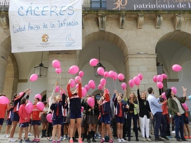 Cáceres se suma al Día Internacional de la Niña con un acto institucional en las escalinatas del ayuntamiento