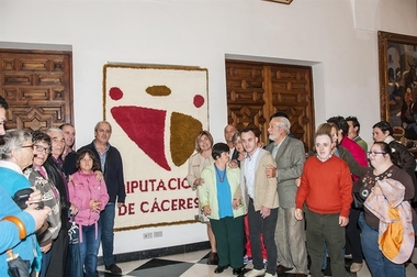 Usuarios de Placeat obsequian a la Diputación de Cáceres con un tapiz de su logo elaborado en su taller de confección