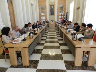 La alcaldesa de Cáceres propone un pacto entre PP y PSOE para arrancar al nuevo Gobierno un compromiso con el AVE
