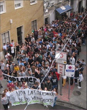 Unos 300 estudiantes se manifiestan por las calles de Mérida en rechazo a las 'reválidas' de la LOMCE