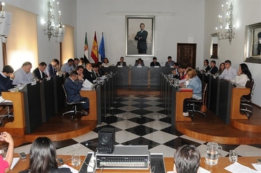 La Diputación de Cáceres aprueba el pago de la deuda financiera y aplaza a otro Pleno la carrera profesional