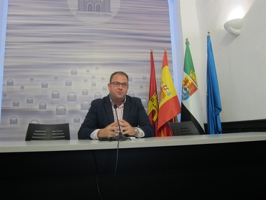 El alcalde de Mérida señala que el PSOE 