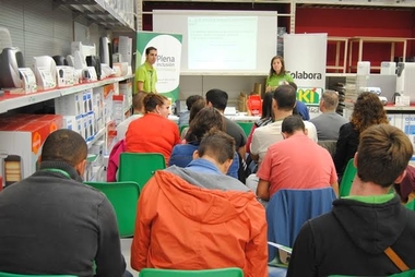 17 personas con discapacidad intelectual  participan en un taller de atención al cliente