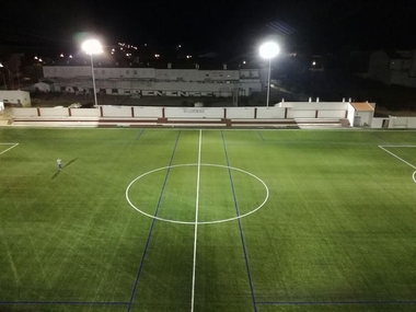 La instalación del césped artificial del campo de fútbol se inaugura el 6 de noviembre