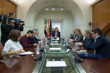 Junta, oposición y agentes sociales reclaman una reunión con Fomento en Extremadura para poner 
