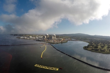 Greenpeace señala con una flecha gigante a la Central Nuclear de Almaraz como 'la próxima en cerrar'
