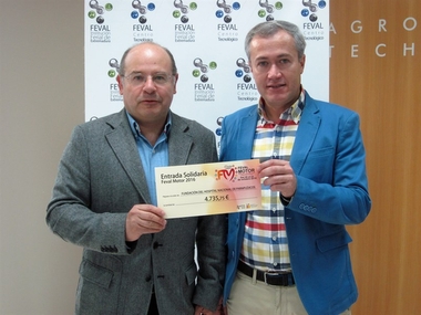 Feval dona los 4.735 euros recaudados en la feria del motor de Don Benito al Hospital Nacional de Parapléjicos de Toledo