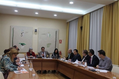 La mesa política y social que elaborará la nueva Ley del Voluntariado de Extremadura inicia su trabajo tras constituirse