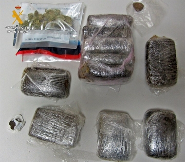 Tres detenidos cuando circulaban a la altura de Torremejía con un kilo de hachís en su vehículo