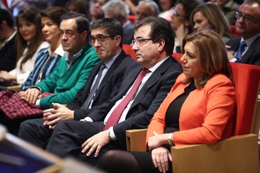 El libro del hijo de Fernández Vara reúne en Madrid a Iceta y Susana Díaz