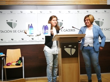 La Diputación de Cáceres reparte 500 kits de emergencia entre las personas mayores que llegan a la isla griega de Lesbos