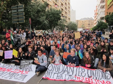 Varios cientos de estudiantes se manifiestan en Badajoz para pedir la derogación de la reválida y de la LOMCE