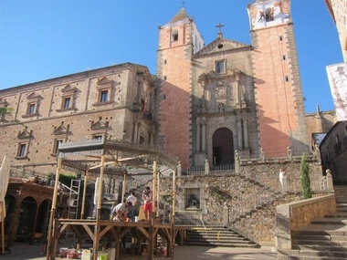 El rodaje de la serie americana Still Star Crossed vuelve a la plaza de San Jorge de Cáceres la próxima semana