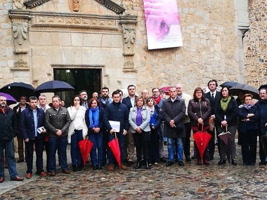 La Diputación de Cáceres recuerda a las víctimas de la violencia machista con un minuto de silencio y un mosaico