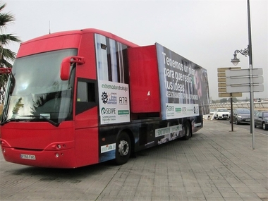Un autobús recorrerá esta semana siete ciudades extremeñas para asesorar a los autónomos