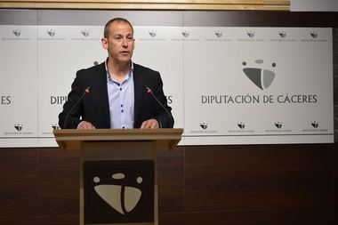 La consejera de Educación y Empleo, Esther Gutiérrez, ha avanzado que la Junta prevé convocar alrededor de 300 plazas de profesores en Educación Secun