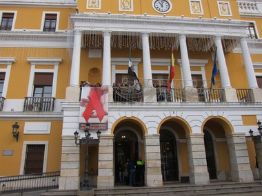 Estudiantes y asociaciones conmemoran en el Ayuntamiento de Badajoz el Día Mundial de la Lucha contra el Sida