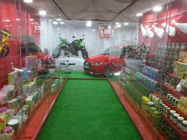 Una churrería de Cáceres sortea una cesta de Navidad valorada en 40.000 euros que incluye un coche y una moto