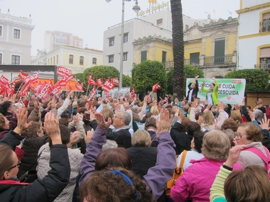 CCOO se moviliza en Mérida a favor de los 30 técnicos del programa 'El ejercicio te cuida' que serán 