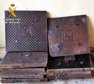 Detenido cuando intentaba vender once tapas de arquetas sustraídas de una urbanización de Don Benito