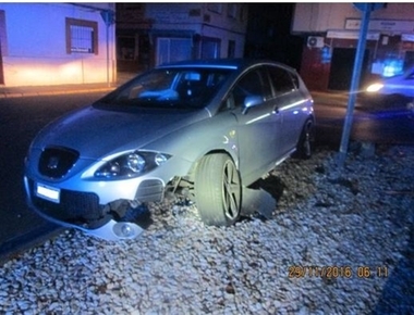 Denuncia el falso robo de su coche tras empotrarse contra una rotodnda en Badajoz