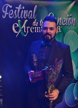 El pacense Miguel Ángel Bolaños consigue el 'Micrófono de oro' en el Festival de la Canción de Extremadura 2016