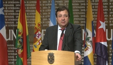 Vara ve bien que Gobierno y PSOE hablen del proceso catalán, aunque 'los problemas' no se resuelven sólo con diálogo