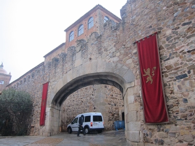 La lluvia no impide el rodaje de Juego de Tronos en Cáceres con un casco histórico blindado y cerrado al público