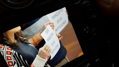 Diputados de Podemos muestran carteles en el Pleno contra el diputado del PP premiado por la Fundación Francisco Franco