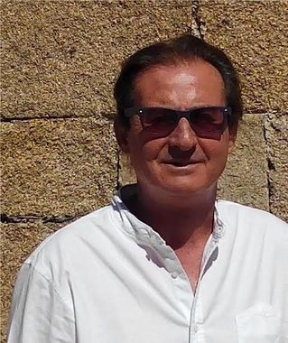 El escritor extremeño Fernando Lumbreras presenta en Cáceres su quinto libro, la novela titula 'Percibo azul'
