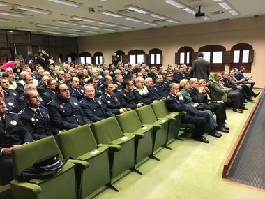Un total de 117 policías locales de Extremadura reciben un reconocimiento por más de veinte años de servicio