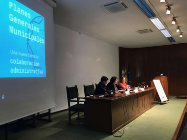 La Junta de Extremadura reforzará la descentralización del urbanismo en los pequeños y medianos municipios