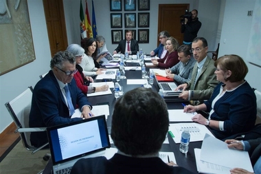 El presidente de la Junta de Extremadura preside la reunión del Patronato de la Fundación Fundecyt-PCTEx