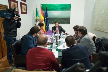 La Junta entrega a sindicatos y patronal el documento base para concertar la estrategia de economía verde de Extremadura