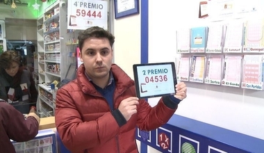 Un estanco de Mérida vende décimos del segundo y de un cuarto premio del Sorteo de Navidad