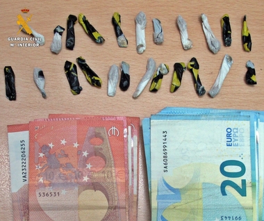 Detenido en Llerena el ocupante de un vehículo que intentó deshacerse de droga que transportaba
