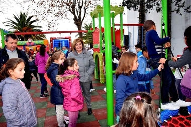 Pueblonuevo de Miramontes estrena nuevo parque infantil con una inversión de 31.000 euros