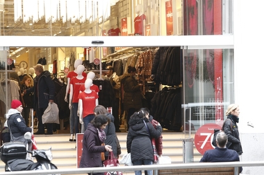 Casi 2.000 contratos se generarán en la campaña de rebajas de 2017 en Extremadura, según Randstad