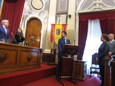 Pizarro toma posesión como concejal del PP en Badajoz para 