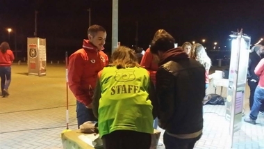El proyecto 'Riesgos 0. Juega tus cartas' alerta sobre el consumo de alcohol y drogas en el 'macrobotellóon' de Badajoz