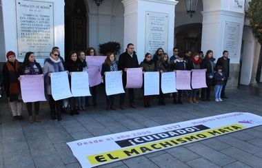 El Ayuntamiento de Mérida se concentra contra la violencia de género y desea que 2017 sea 