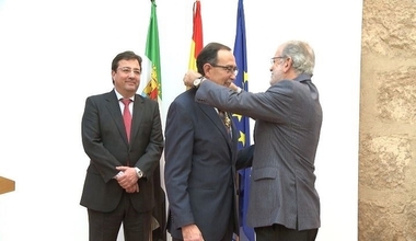 El jefe de Protocolo de la Junta de Extremadura, Javier Castaño, recibe la Encomienda de la Orden de Isabel la Católica