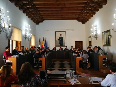 La Diputación de Cáceres pide al Gobierno central que permita a los ayuntamientos reinvertir su superávit en 2017