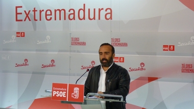 Morales (PSOE) hace un llamamiento al diálogo para mejorar los PGEx porque 'no es tiempo de discursos sino de acuerdos'