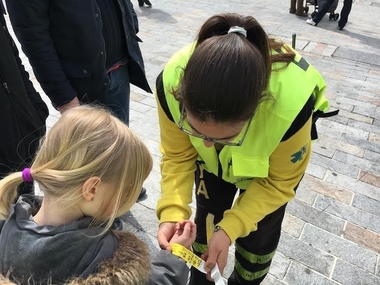 La asociación DYA repartirá pulseras para identificar a los niños durante la Cabalgata de Reyes en Cáceres
