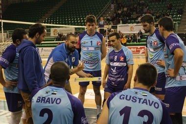 Un partido de voleibol recauda este martes en Cáceres alimentos destinados a colectivos desfavorecidos