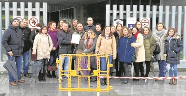Un colectivo de interinos de Física y Química se concentran en la sede de la Consejería de Educación
